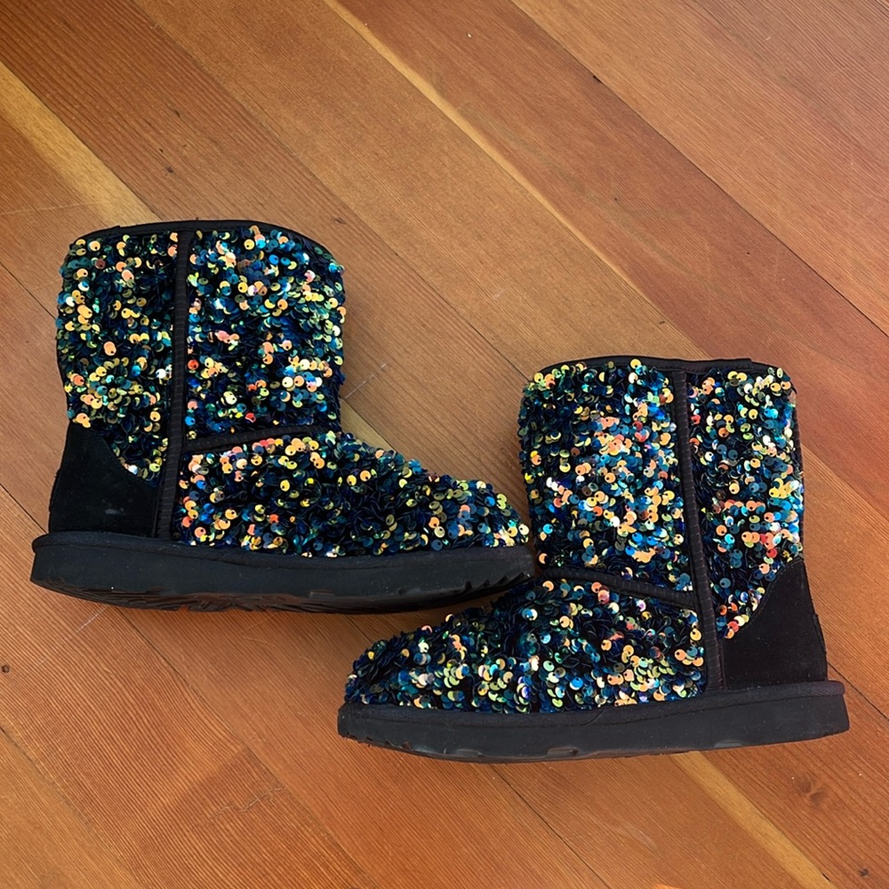 Vintage sequin Uggs. Size 3. Lightly worn